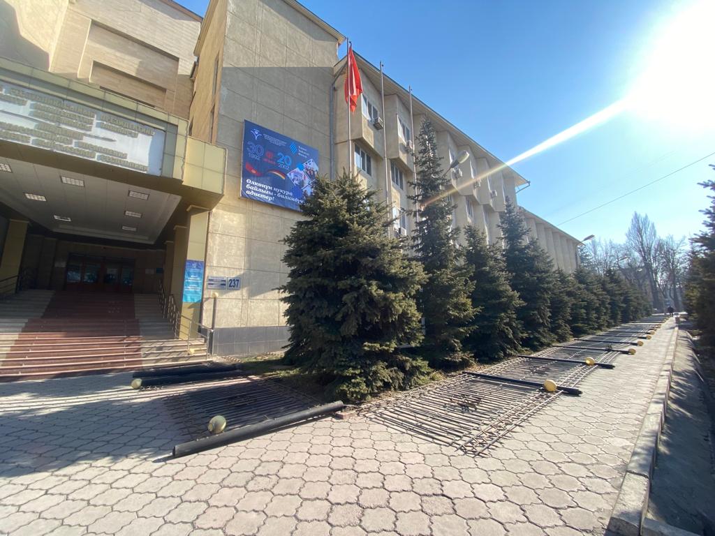whatsapp image 2022 02 04 at 14 00 09 4 В Бишкеке демонтировали заборы вокруг АГУП КР и профлицея №98
