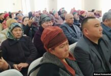 Таласта сүттүн баасын көтөрүүнү талап кылган элүү адам митингге чыкты