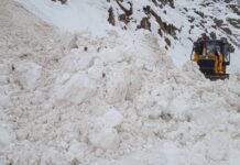 На автодороге Бишкек-Ош сошла лавина. Проезд временно закрыт