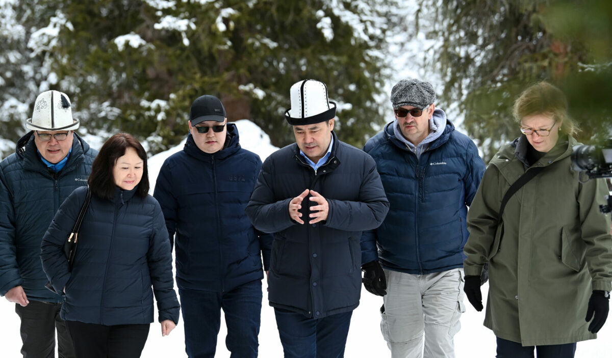 122258 Жапаров ПРООНдун Кыргызстандагы өкүлү Луиз Чемберлен жана ЕККУнун Программалык кеңсесинин башчысы менен баарлашты