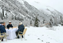 Садыр Жапаров устроил представителям ОБСЕ и ПРООН чаепитие в горах. ФОТО