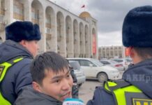 Митингде милиция бир жаранды кармап кетти