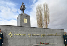 В Кочкоре открыли памятник Турдакуну Усубалиеву. ФОТО