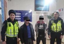 В Бишкеке двое разбойников едва не задушили прохожую из-за мобильника