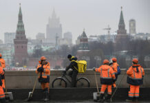 Доходы резко упали, а цены подскочили. Мигранты из Центральной Азии уезжают из России