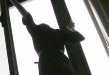 Ош шаарындагы беш кабаттуу үйдүн чатырынан эки окуучу кыз кулап, бирөө көз жумду