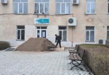 Бейшеналиев объяснил, почему вход в клинику Исманкулова засыпали горой песка