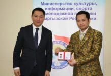 Министр Викрам Рузахуновго “Маданияттын мыкты кызматкери” төш белгисин тапшырды