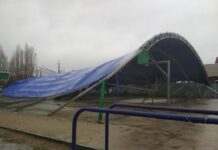 Жаңы салынган спорт аянтчасынын чатыры кулады