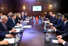 Кыргызстан попросил Россию облегчить миграционные требования для граждан КР