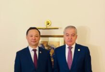 Руслан Казакбаев Тажикстандын тышкы иштер министри Сирожиддин Мухриддин менен эки тараптуу жолугушуу өткөрдү