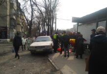 В Бишкеке «Ауди» вылетела на остановку и сбила людей. Пострадали мать с ребенком