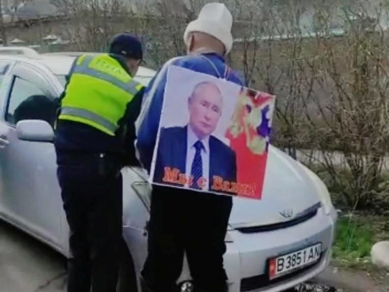 5cef955d b7b7 4410 9c6d 2e2ec7952b71 Экс-глава УВД Ошской области с портретом Путина проехал по центру Бишкека на лошади