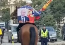 Экс-глава УВД Ошской области с портретом Путина проехал по центру Бишкека на лошади