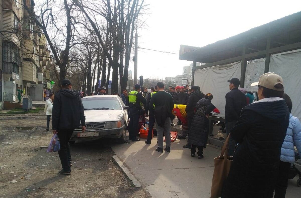 В Бишкеке «Ауди» вылетела на остановку и сбила людей. Пострадали мать с  ребенком - Булак