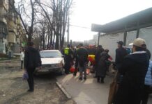 Бишкекте унаа аялдамадагы кишилерди сүзгөн, андан аял киши баласы менен жабыркады