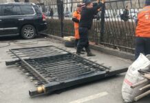 Возле мэрии Бишкека сносят ограждения