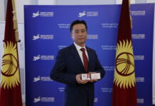 Равшанбек Сабировдун ордуна Мейкинбек Абдалиевге депутаттык мандат тапшырылды