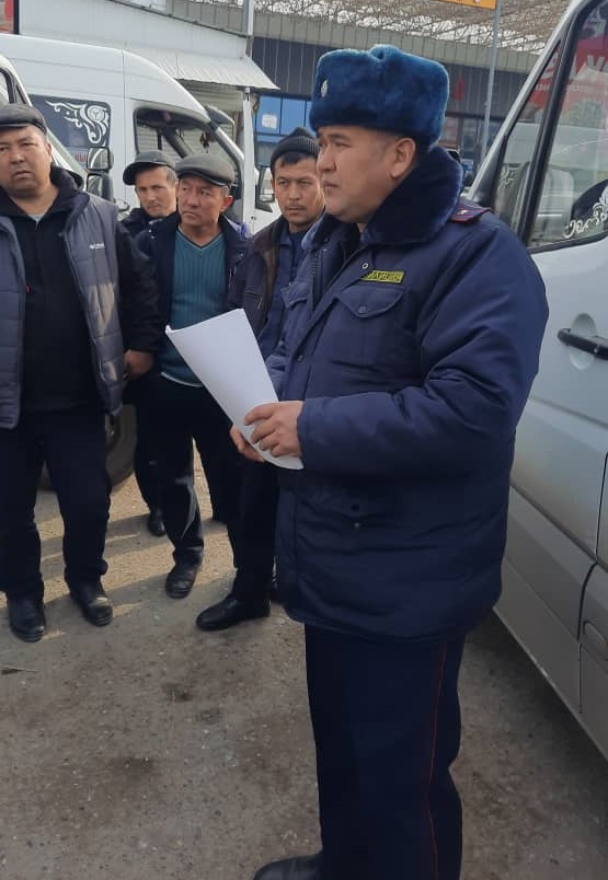 WhatsApp Image 2022 03 01 at 11.58.11 1 Кызыл-Кыя шаарында айдоочулар арасында түшүндүрүү иштери жүргүзүлүүдө