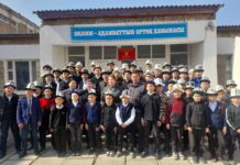 ИИМдин кызматкерлери окуучулар менен биргеликте мамлекеттик желектин 30 жылдык маарекесин белгиледи