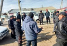 Нарында милиция кызматкерлери элге ысырапкерчиликке жол бербөө керектигин эскертишүүдө