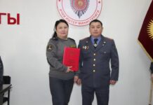 Нарын ОИИБнин начальниги Алмазбек Жумабеков милиция айымдарды куттуктады