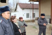 Өзгөрүш айылында милиция акимдин орун басары менен түшүндүрүү иштерин жүргүзүп жатат