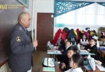 Ысык-Көлдө милиция кызматкерлери мектеп окуучуларын китеп окууга үндөштү