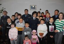 Нарын ОИИБнин жетекчиси Алмазбек Жумабеков балдарга белек берди