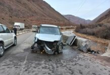 В Бооме авто врезалось в ограждение. Погибли три человека