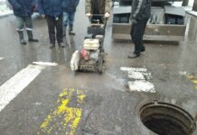 В центре Бишкека на проезжей части провалился колодец. ФОТО