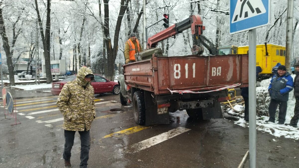 WhatsApp Image 2022 03 23 at 07.32.25 В центре Бишкека на проезжей части провалился колодец. ФОТО