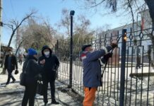 Мэрия: Руководство КГМА отправило студентов помешать сносу забора у здания академии