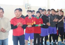 Талас шаарында милиция окуучуларга футбол уюштурду