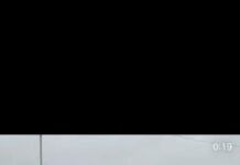 Токмокто жарнамалык щит жолго кулап түштү