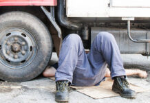 В Караколе молодого мужчину насмерть придавил грузовик, когда тот его чинил