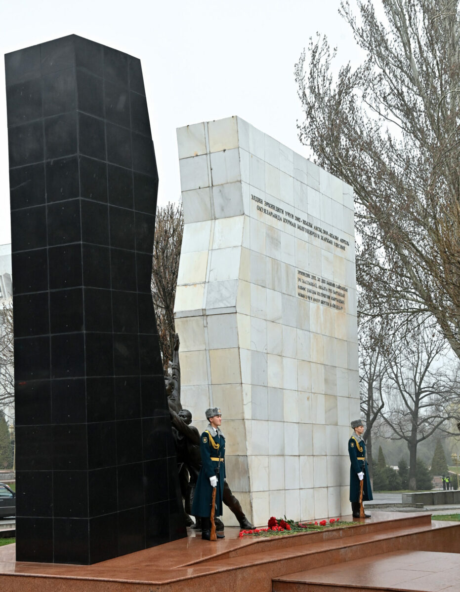 dos 6788 Президент почтил память погибших во время Аксыйских событий. ФОТО