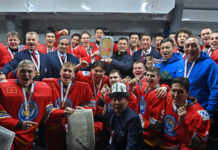 Садыр Жапаров поздравил сборную КР с победой на ЧМ по хоккею и вручил премии игрокам