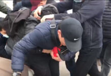 На марше за права женщин в Бишкеке задержали активиста из-за флага Кыргызской ССР