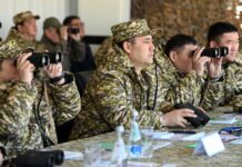 Садыр Жапаров Коргоо министрлигинин «Эдельвейс» окуу борборунун базасында өтүп жаткан машыгууга көз салууда