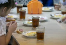 «Детей кормят просроченной колбасой, а посуду моют белизной». Бывший повар СШ №89 рассказала, что творится в школьной столовой