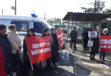 Алмазбек Атамбаевдин тарапташтары 47-абактын алдына митингге чыгышты