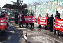 У колонии №47 проходит митинг в поддержку экс-президента Алмазбека Атамбаева