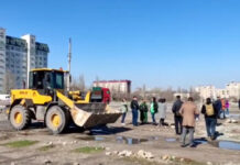 В 11-м мкрн власти сносят гаражный кооператив. Жители вышли на митинг