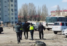 В Бишкеке милиция задерживает митингующих против сноса гаражного кооператива. ВИДЕО