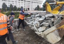 Возле «Белого дома» в Бишкеке меняют брусчатку. ФОТО