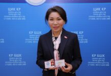 Эльвире Сурабалдиевой вручили удостоверение и нагрудный знак депутата ЖК