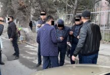 В Оше за вымогательство задержали сотрудника УВД