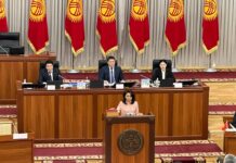 Новые депутаты ЖК Эльвира Сурабалдиева и Мейкинбек Абдалиев принесли присягу