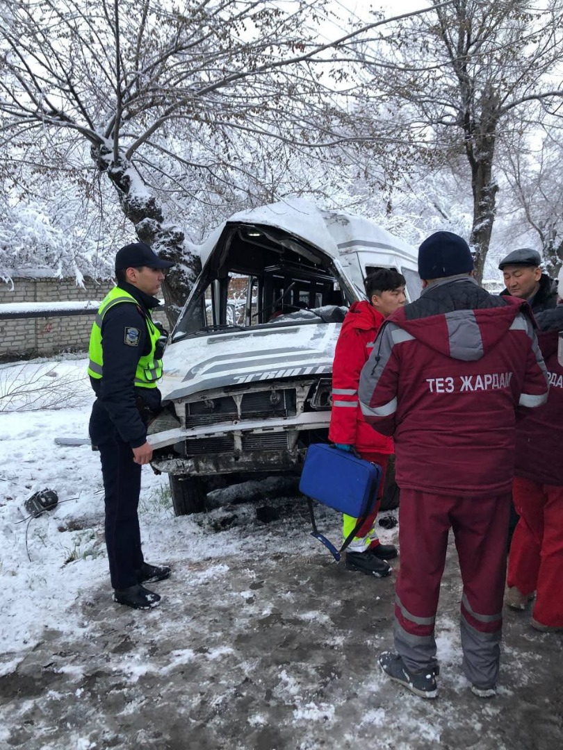 whatsapp image 2022 03 24 at 09 02 01 1 В Бишкеке маршрутка врезалась в дерево, водитель умер на месте. Осторожно, фото!